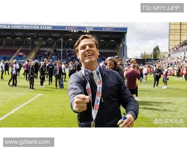 帕克足球明星合影照片展现球场魅力与友谊的精彩瞬间