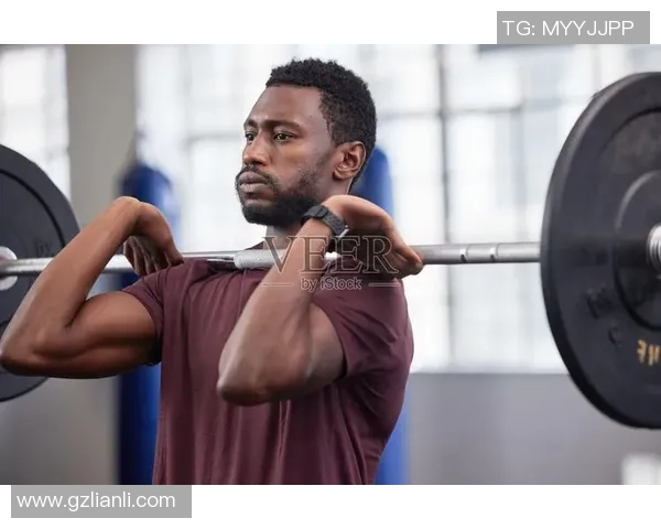足球明星力量训练的精彩瞬间展现运动员的拼搏精神与健美身姿 足球明星力量训练的精彩瞬间展现运动员的拼搏精神与健美身姿